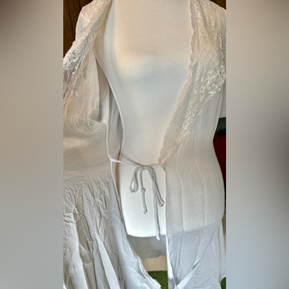 Elegant White Lace Robe - Picture 12 of 13